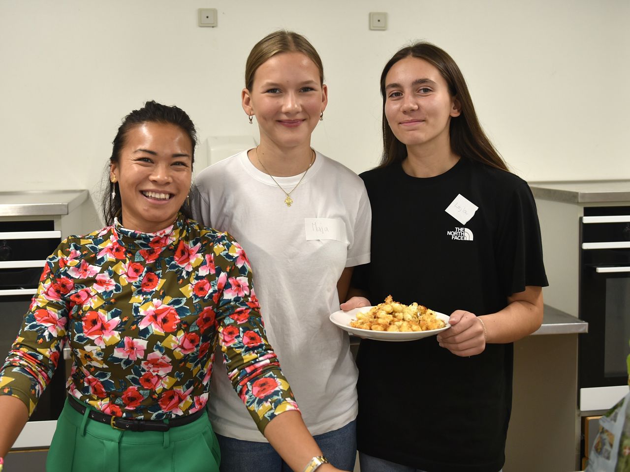 3 kvinder står ved siden af hinanden i et skolekøkken