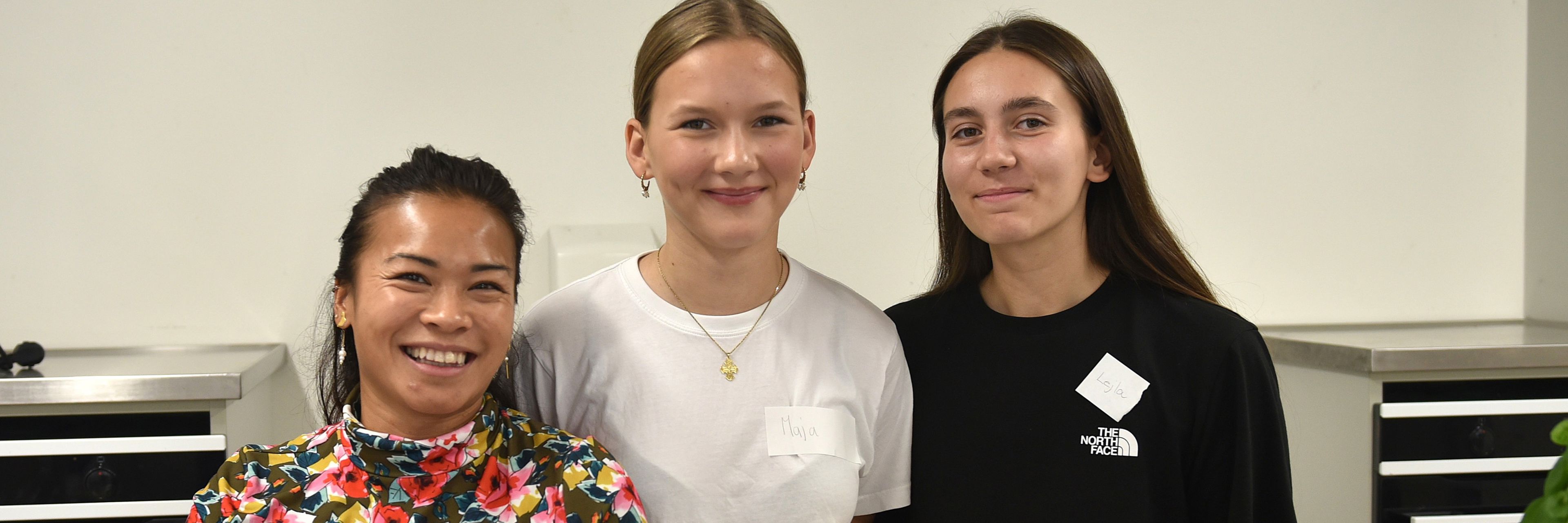 3 kvinder står ved siden af hinanden i et skolekøkken