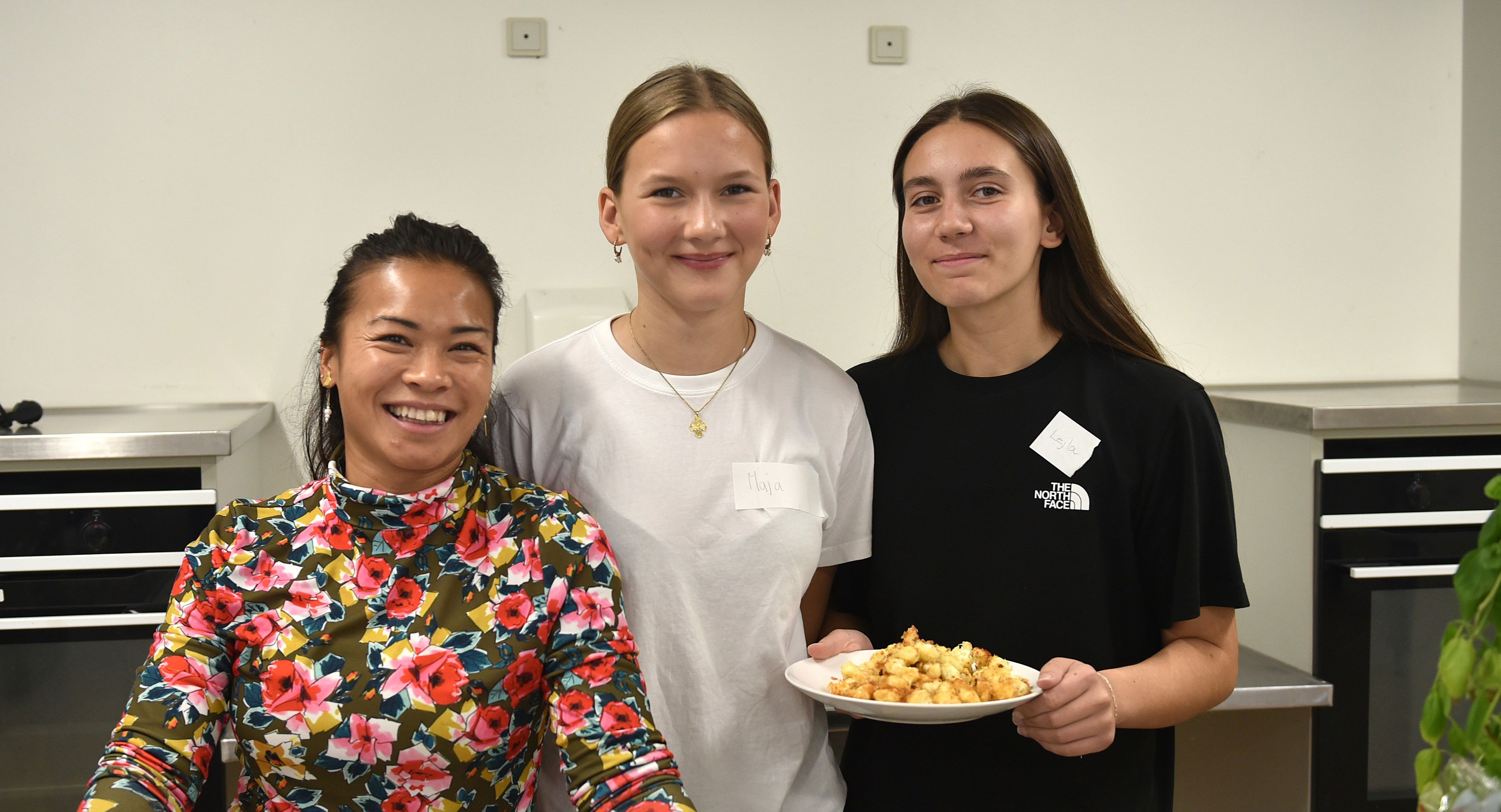 3 kvinder står ved siden af hinanden i et skolekøkken