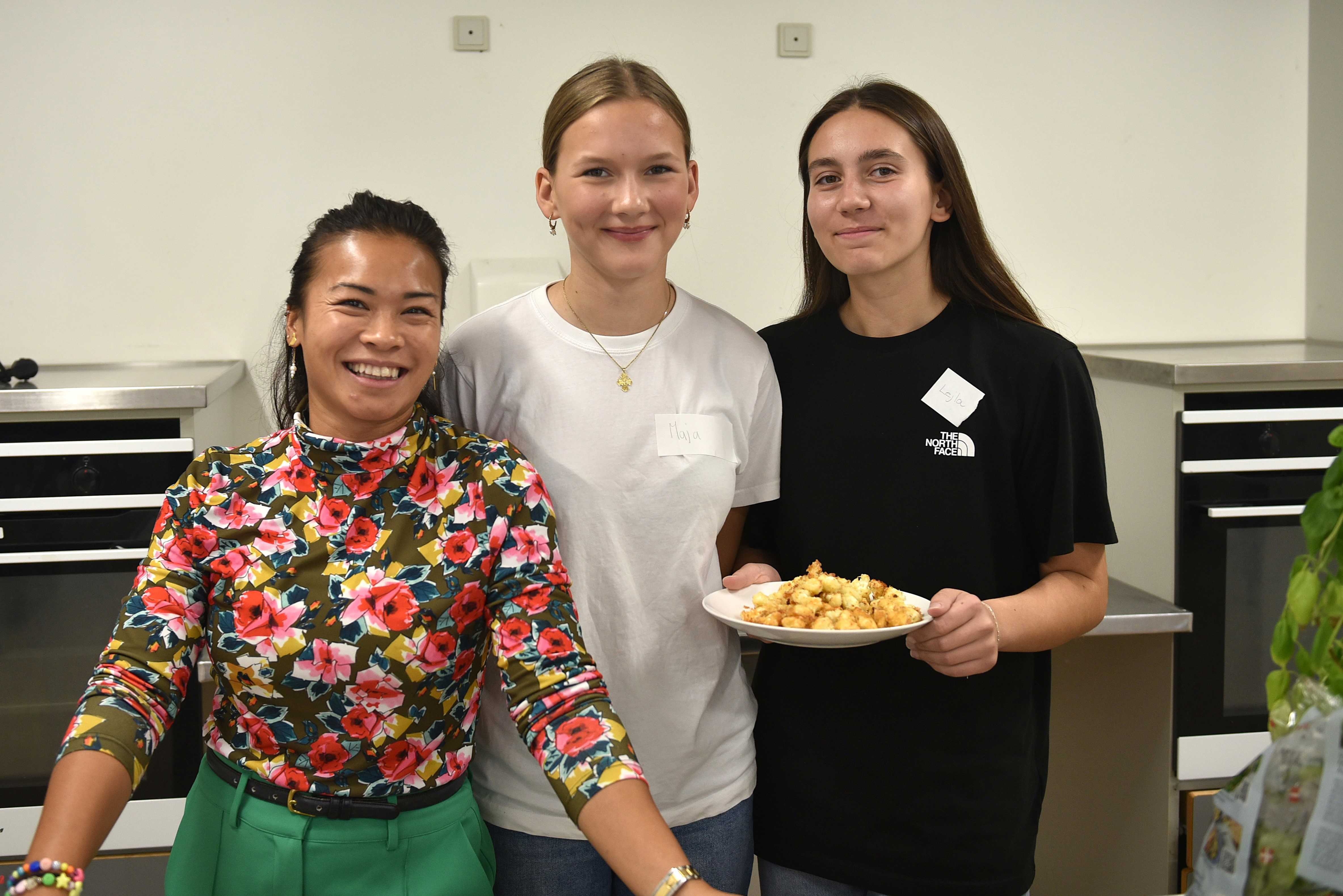 3 kvinder står ved siden af hinanden i et skolekøkken